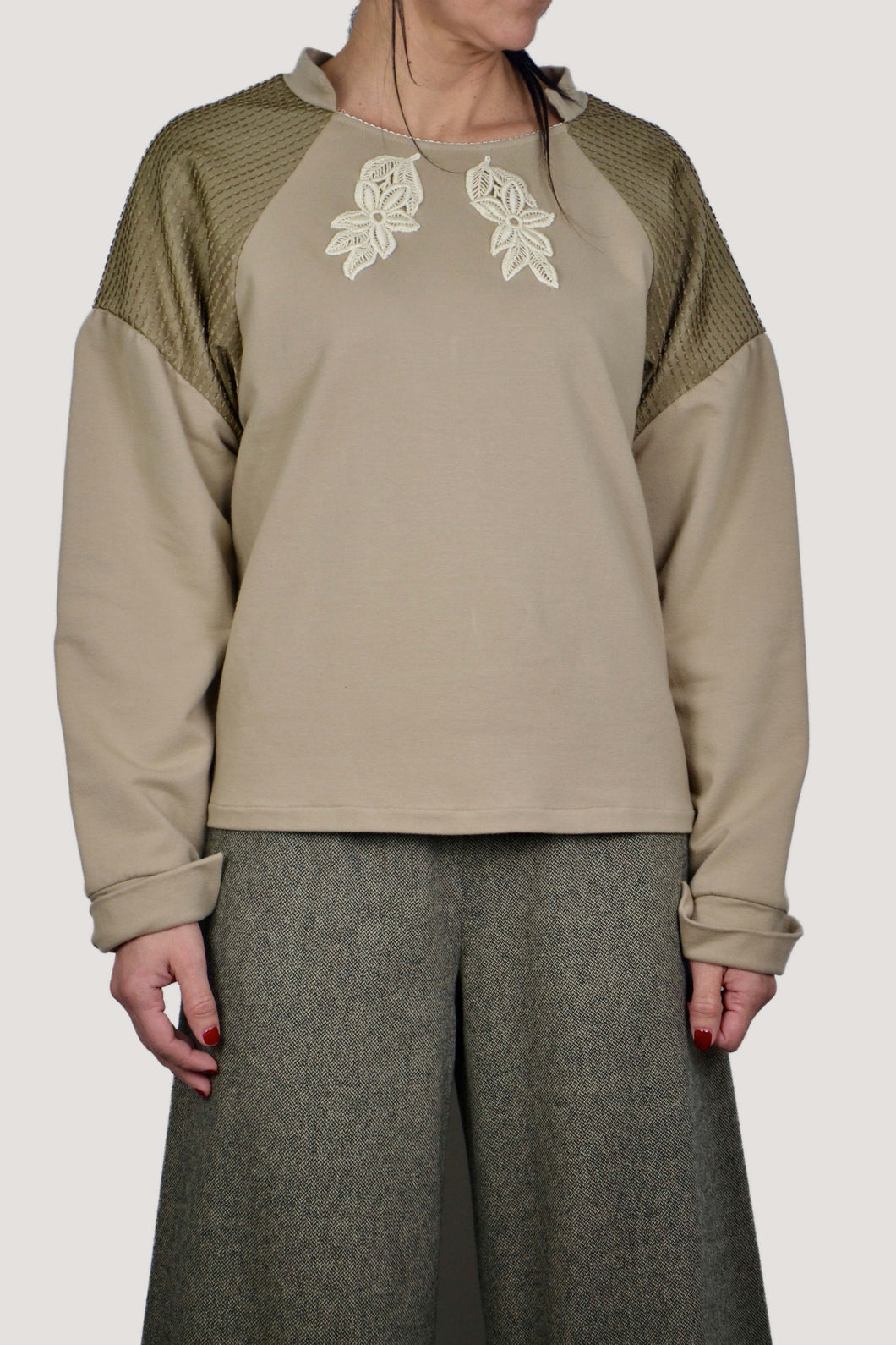 SWEATSHIRT WITH SILK DETAILS