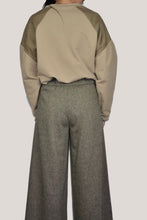 Load image into Gallery viewer, SWEATSHIRT WITH SILK DETAILS